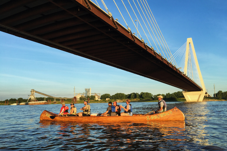 Based in St. Louis, 泥泞大冒险带领人们在密西西比河上划独木舟.