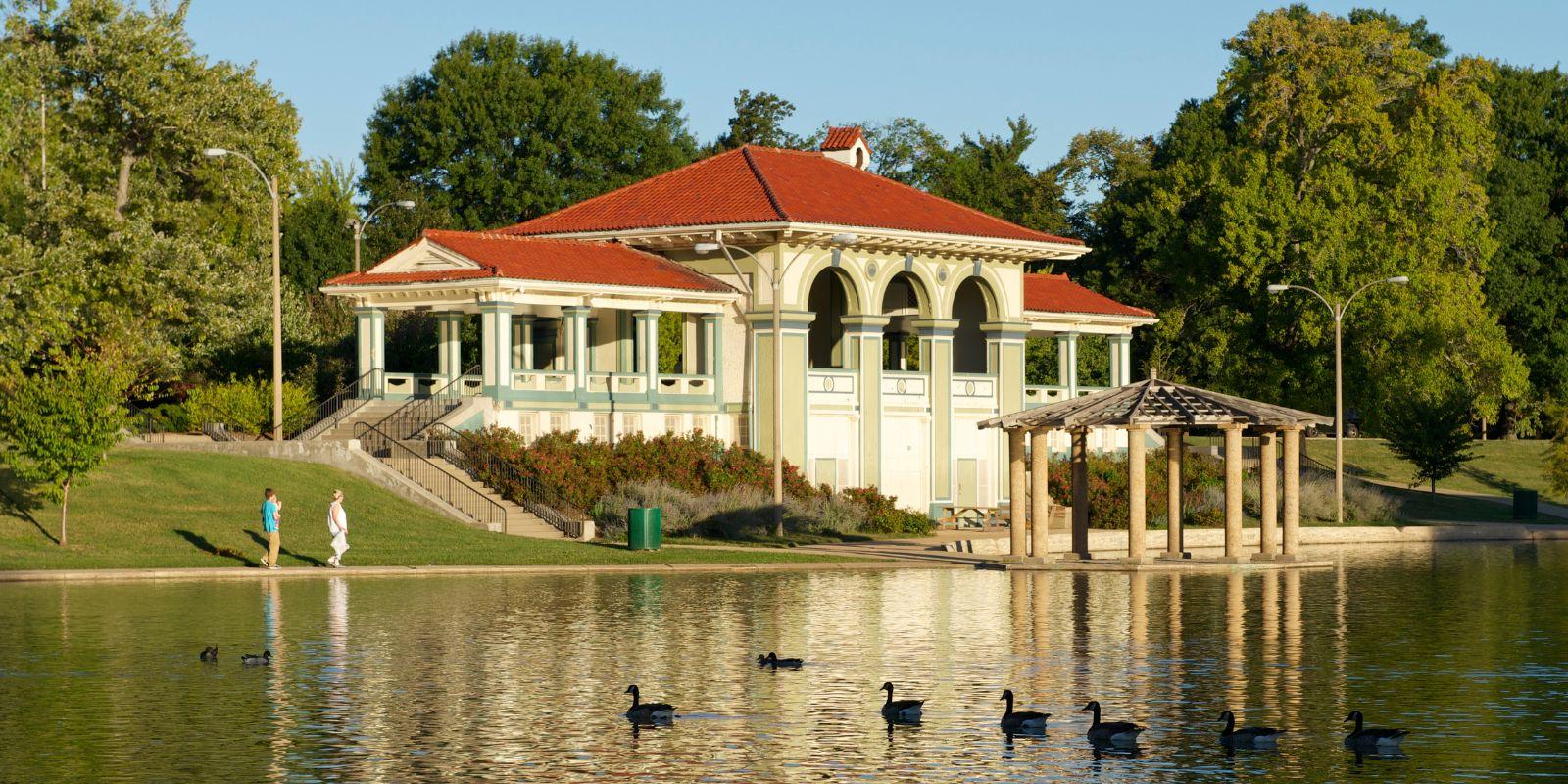在阳光明媚的日子里，居民和游客都喜欢在圣路易斯市的Carondelet公园度过时光. Louis.