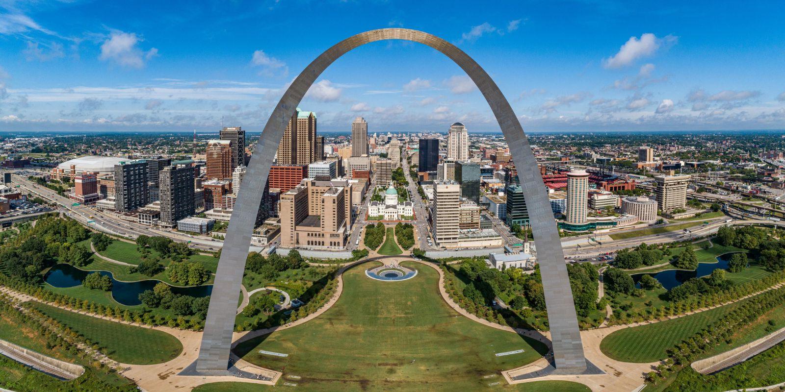 Downtown St. 路易 starts at the banks of the Mississippi River, where you’ll find Gateway Arch National Park.