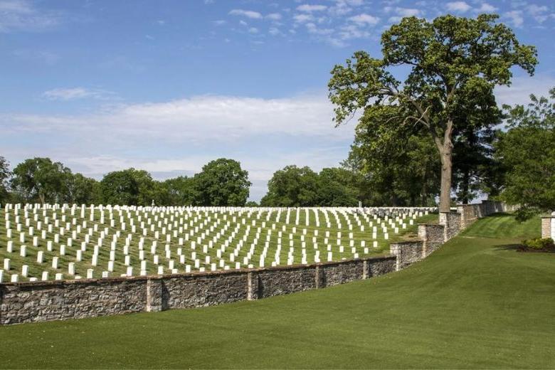 杰斐逊兵营国家公墓, 可以俯瞰密西西比河, 包括美国所有主要军事基地的墓葬.S. 冲突.