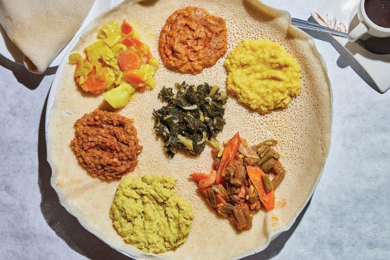 在圣路易斯市的Meskerem埃塞俄比亚餐厅体验黑人文化和食物. 路易.