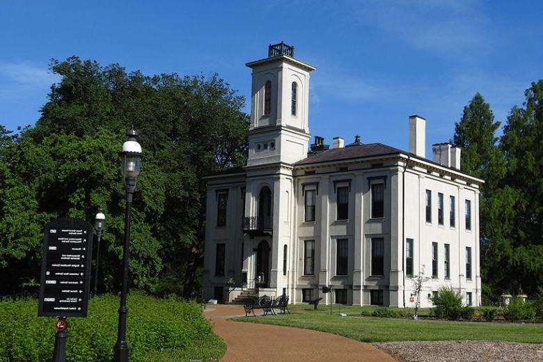 塔格罗夫大厦, 密苏里植物园创始人亨利·肖的乡村住宅, 是通往自由的国家地下铁路网的一部分.