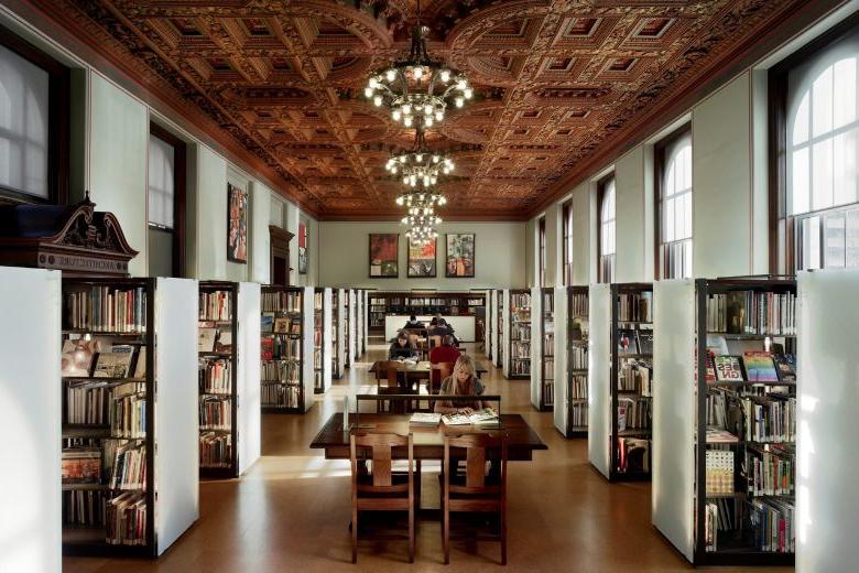 2022世界杯投注斯公共图书馆-中央图书馆拥有美国一些最好的Beaux-艺术和新古典主义建筑的例子.S.