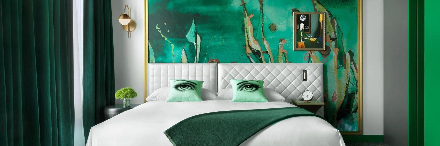 Angad艺术酒店的每个房间都有不同的颜色，比如绿色.