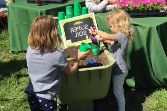 Kids play with soil at the St. 路易 Earth Day Festival.
