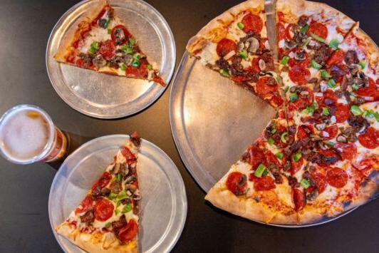 在苏拉德，Epic Pizza & 快餐店供应热披萨和冰啤酒.