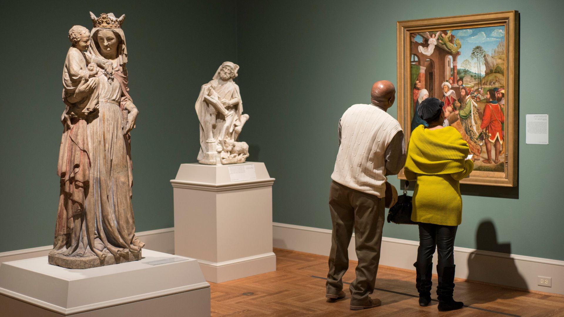 一对夫妇在圣路易斯艺术博物馆体验艺术和文化.