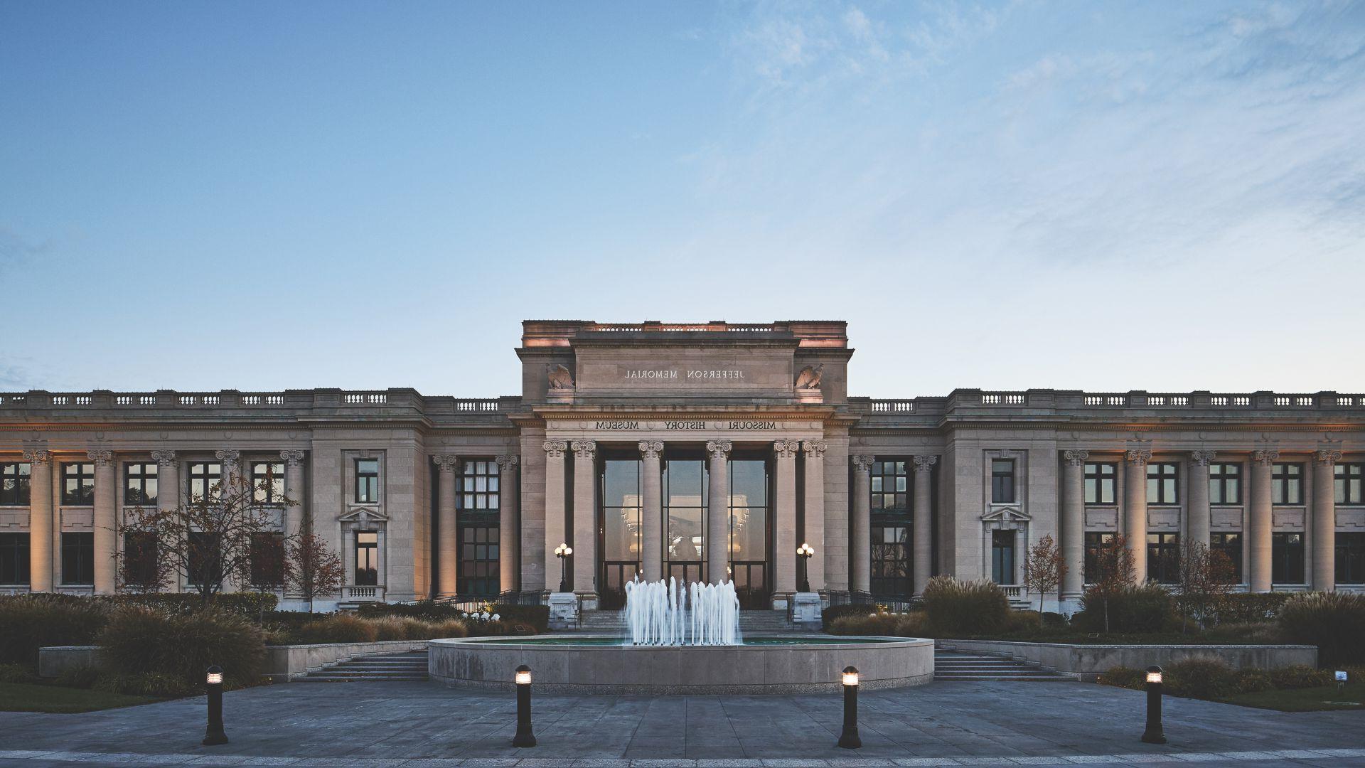 密苏里历史博物馆的一侧有一个喷泉.