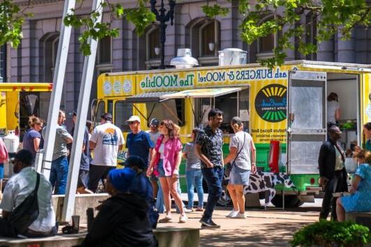 The MOObile food truck parks in downtown St. 路易.